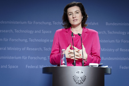 Übergabe vom Jahresgutachten 2026 der Expertenkommission Forschung und Innovation an den Bundeskanzler in Berlin