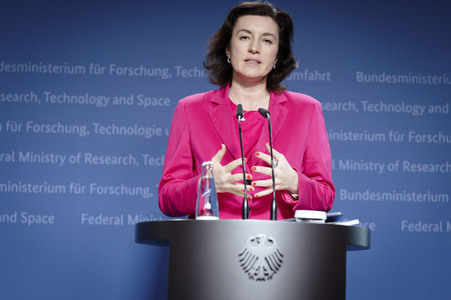 Übergabe vom Jahresgutachten 2026 der Expertenkommission Forschung und Innovation an den Bundeskanzler in Berlin