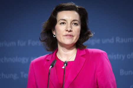 Übergabe vom Jahresgutachten 2026 der Expertenkommission Forschung und Innovation an den Bundeskanzler in Berlin