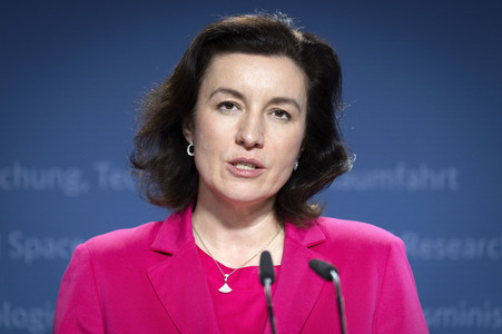 Übergabe vom Jahresgutachten 2026 der Expertenkommission Forschung und Innovation an den Bundeskanzler in Berlin