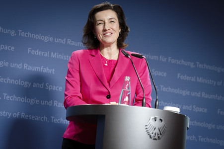 Übergabe vom Jahresgutachten 2026 der Expertenkommission Forschung und Innovation an den Bundeskanzler in Berlin