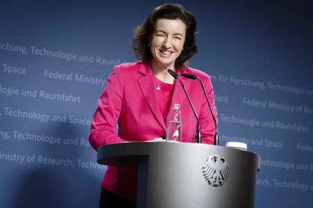 Übergabe vom Jahresgutachten 2026 der Expertenkommission Forschung und Innovation an den Bundeskanzler in Berlin