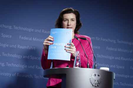 Übergabe vom Jahresgutachten 2026 der Expertenkommission Forschung und Innovation an den Bundeskanzler in Berlin