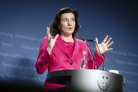 Übergabe vom Jahresgutachten 2026 der Expertenkommission Forschung und Innovation an den Bundeskanzler in Berlin