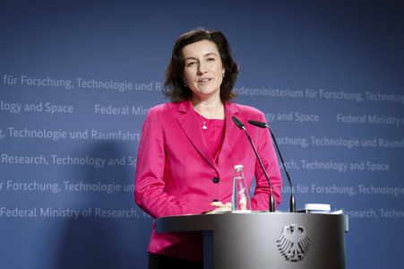 Übergabe vom Jahresgutachten 2026 der Expertenkommission Forschung und Innovation an den Bundeskanzler in Berlin