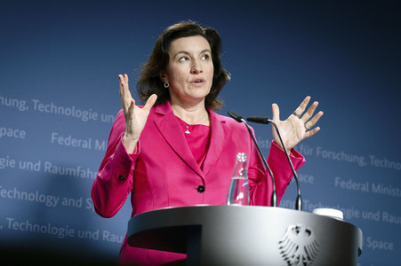 Übergabe vom Jahresgutachten 2026 der Expertenkommission Forschung und Innovation an den Bundeskanzler in Berlin