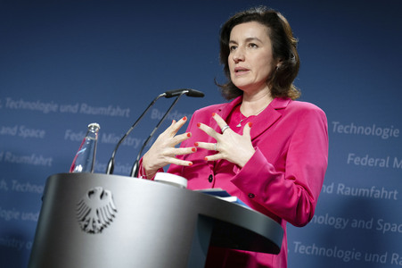 Übergabe vom Jahresgutachten 2026 der Expertenkommission Forschung und Innovation an den Bundeskanzler in Berlin