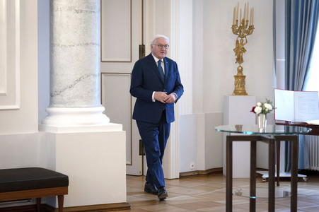 Übergabe der Wohlfahrtsmarken 2026 durch den Bundesminister der Finanzen an den Bundespräsidenten in Berlin