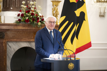 Übergabe der Wohlfahrtsmarken 2026 durch den Bundesminister der Finanzen an den Bundespräsidenten in Berlin