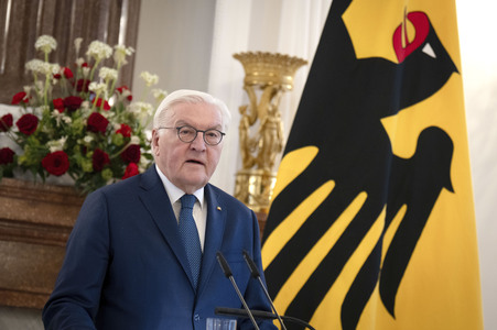 Übergabe der Wohlfahrtsmarken 2026 durch den Bundesminister der Finanzen an den Bundespräsidenten in Berlin