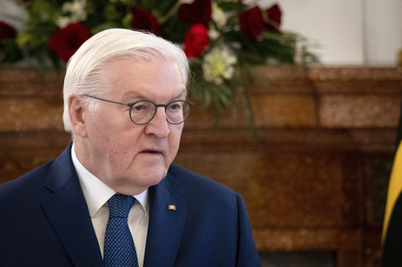 Übergabe der Wohlfahrtsmarken 2026 durch den Bundesminister der Finanzen an den Bundespräsidenten in Berlin