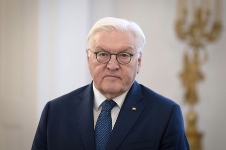 Übergabe der Wohlfahrtsmarken 2026 durch den Bundesminister der Finanzen an den Bundespräsidenten in Berlin