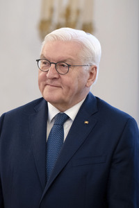 Übergabe der Wohlfahrtsmarken 2026 durch den Bundesminister der Finanzen an den Bundespräsidenten in Berlin