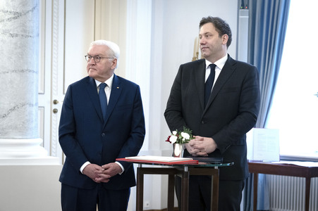 Übergabe der Wohlfahrtsmarken 2026 durch den Bundesminister der Finanzen an den Bundespräsidenten in Berlin