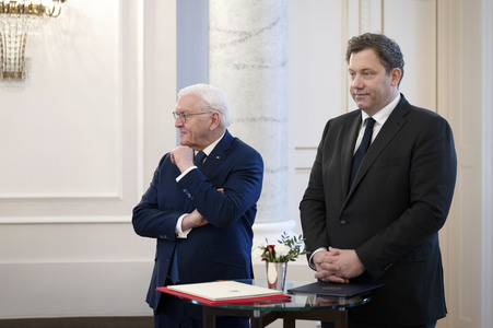 Übergabe der Wohlfahrtsmarken 2026 durch den Bundesminister der Finanzen an den Bundespräsidenten in Berlin