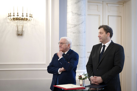 Übergabe der Wohlfahrtsmarken 2026 durch den Bundesminister der Finanzen an den Bundespräsidenten in Berlin