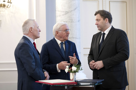 Übergabe der Wohlfahrtsmarken 2026 durch den Bundesminister der Finanzen an den Bundespräsidenten in Berlin