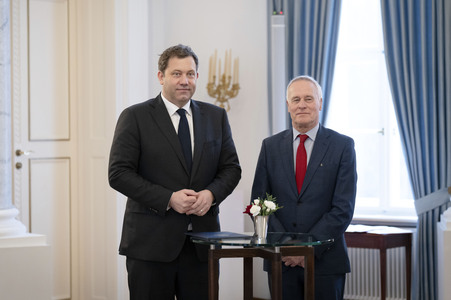 Übergabe der Wohlfahrtsmarken 2026 durch den Bundesminister der Finanzen an den Bundespräsidenten in Berlin