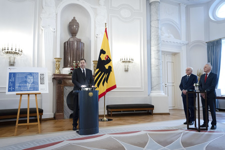 Übergabe der Wohlfahrtsmarken 2026 durch den Bundesminister der Finanzen an den Bundespräsidenten in Berlin