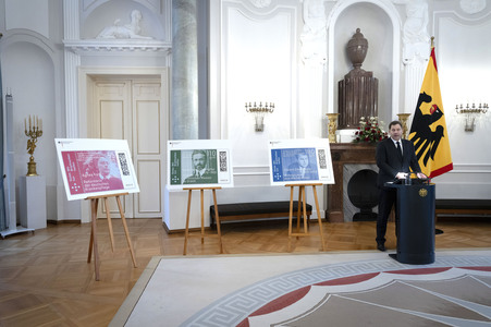 Übergabe der Wohlfahrtsmarken 2026 durch den Bundesminister der Finanzen an den Bundespräsidenten in Berlin