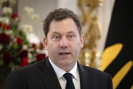 Übergabe der Wohlfahrtsmarken 2026 durch den Bundesminister der Finanzen an den Bundespräsidenten in Berlin