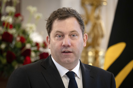 Übergabe der Wohlfahrtsmarken 2026 durch den Bundesminister der Finanzen an den Bundespräsidenten in Berlin