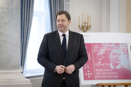 Übergabe der Wohlfahrtsmarken 2026 durch den Bundesminister der Finanzen an den Bundespräsidenten in Berlin