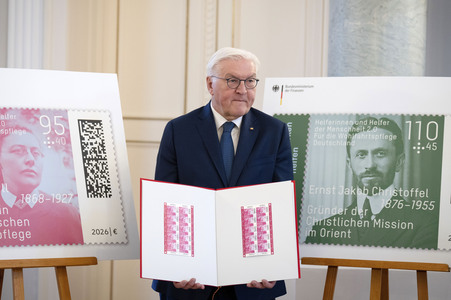 Übergabe der Wohlfahrtsmarken 2026 durch den Bundesminister der Finanzen an den Bundespräsidenten in Berlin