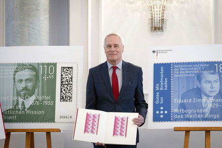 Übergabe der Wohlfahrtsmarken 2026 durch den Bundesminister der Finanzen an den Bundespräsidenten in Berlin