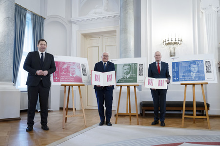 Übergabe der Wohlfahrtsmarken 2026 durch den Bundesminister der Finanzen an den Bundespräsidenten in Berlin
