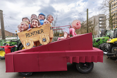 Aufstellung des Rosenmontag-Zuges in Düsseldorf