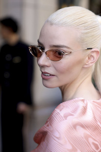 Anya Taylor-Joy auf der Paris Fashion Week