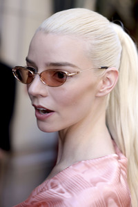 Anya Taylor-Joy auf der Paris Fashion Week