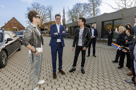 Besuch von Hendrik Wüst am Firmensitz der Ehrlich Entertainment GmbH in Bünde