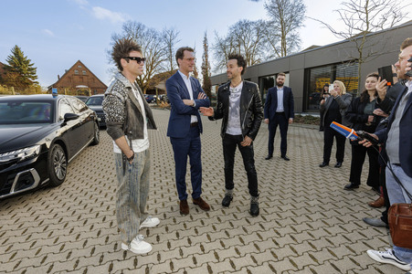 Besuch von Hendrik Wüst am Firmensitz der Ehrlich Entertainment GmbH in Bünde