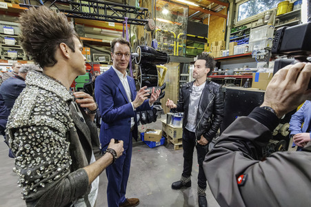 Besuch von Hendrik Wüst am Firmensitz der Ehrlich Entertainment GmbH in Bünde