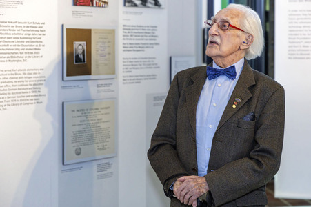 Leon Weintraub besucht die Ausstellung HOLO-VOICES in Essen