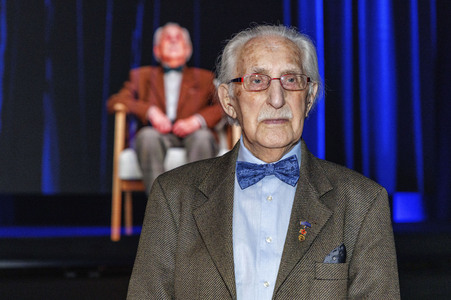 Leon Weintraub besucht die Ausstellung HOLO-VOICES in Essen