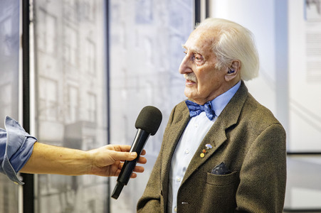 Leon Weintraub besucht die Ausstellung HOLO-VOICES in Essen