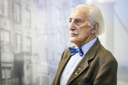 Leon Weintraub besucht die Ausstellung HOLO-VOICES in Essen