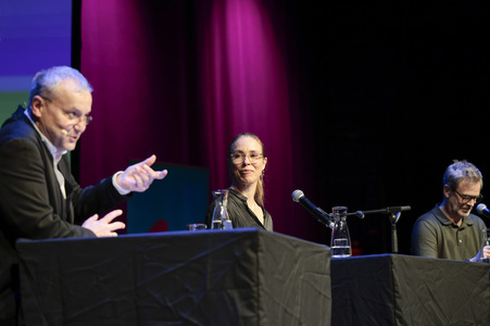Anneke Kim Sarnau, Matthias Matschke und Knut Elstermann auf der lit.Cologne 2026