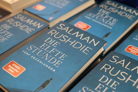 Ulrich Noethen und Salman Rushdie auf der lit.Cologne 2026