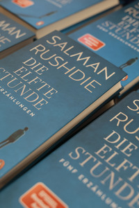 Ulrich Noethen und Salman Rushdie auf der lit.Cologne 2026