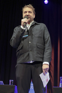 Ulrich Noethen und Salman Rushdie auf der lit.Cologne 2026