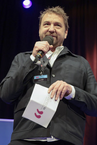 Ulrich Noethen und Salman Rushdie auf der lit.Cologne 2026