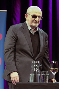 Ulrich Noethen und Salman Rushdie auf der lit.Cologne 2026