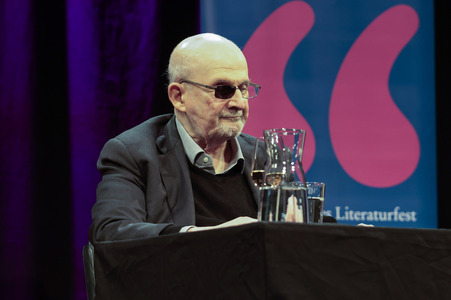 Ulrich Noethen und Salman Rushdie auf der lit.Cologne 2026