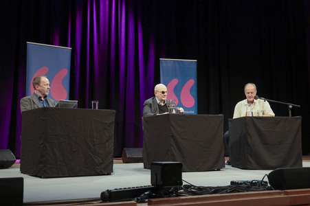 Ulrich Noethen und Salman Rushdie auf der lit.Cologne 2026
