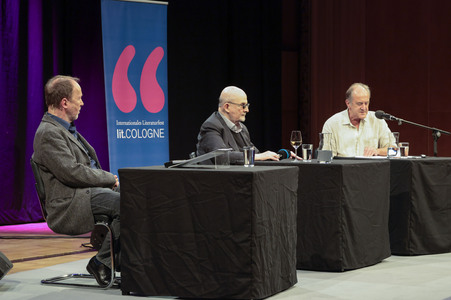 Ulrich Noethen und Salman Rushdie auf der lit.Cologne 2026