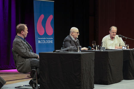Ulrich Noethen und Salman Rushdie auf der lit.Cologne 2026